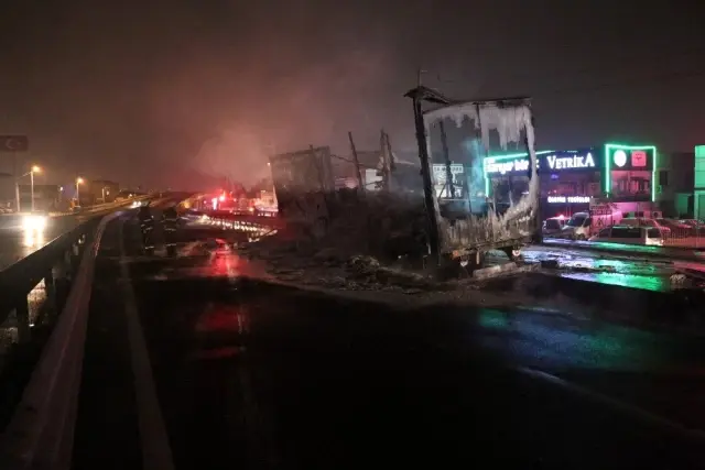 Bariyerlere çarpan tır alev alev yandı Bariyerlere çarpan tır alev alev yandı