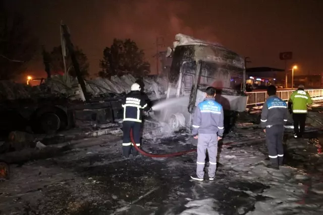 Bariyerlere çarpan tır alev alev yandı Bariyerlere çarpan tır alev alev yandı