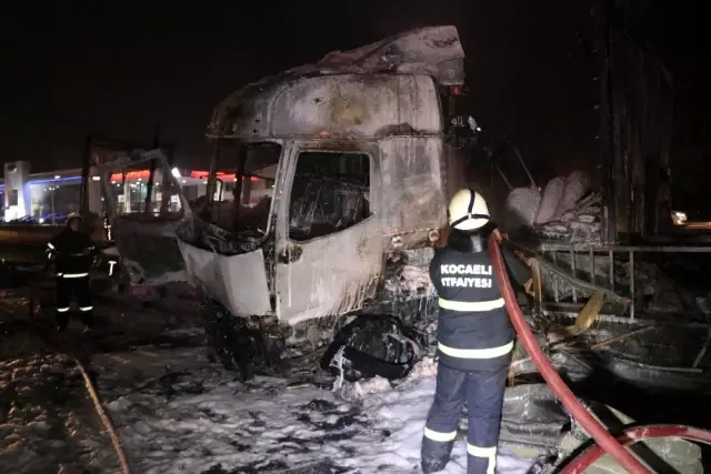 Bariyerlere çarpan tır alev alev yandı Bariyerlere çarpan tır alev alev yandı