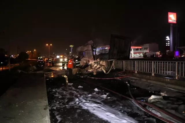 Bariyerlere çarpan tır alev alev yandı Bariyerlere çarpan tır alev alev yandı