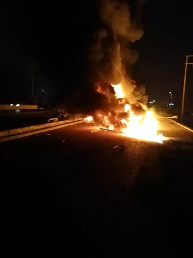 Bariyerlere çarpan tır alev alev yandı Bariyerlere çarpan tır alev alev yandı