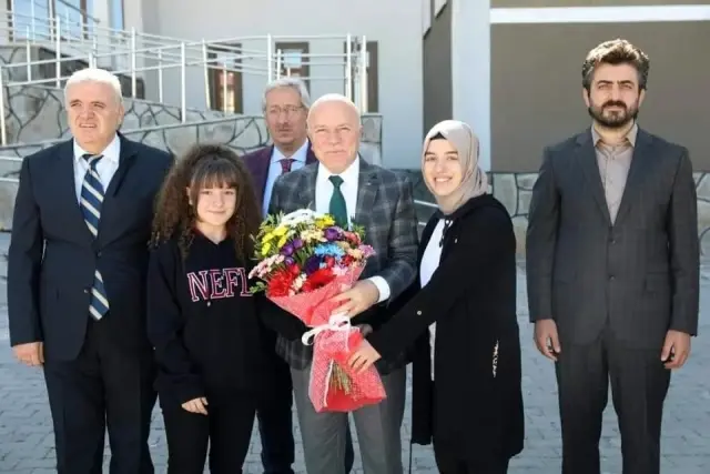 Başkan Sekmen kariyer günleri etkinliğinde öğrencilerle bir araya geldi Başkan Sekmen kariyer günleri etkinliğinde öğrencilerle bir araya geldi