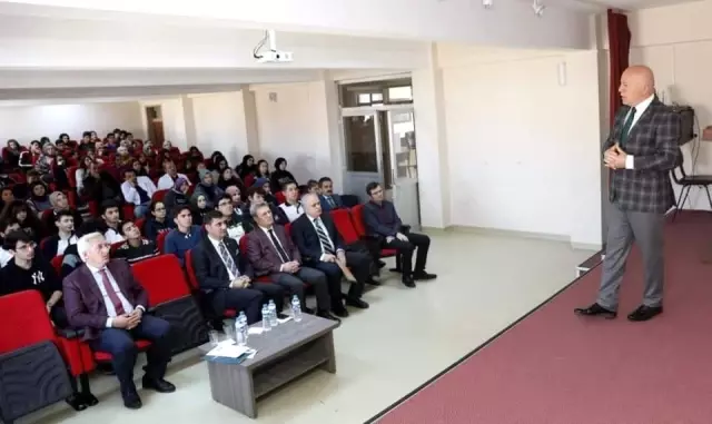 Başkan Sekmen kariyer günleri etkinliğinde öğrencilerle bir araya geldi Başkan Sekmen kariyer günleri etkinliğinde öğrencilerle bir araya geldi
