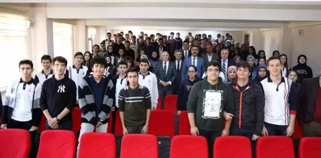 Başkan Sekmen kariyer günleri etkinliğinde öğrencilerle bir araya geldi Başkan Sekmen kariyer günleri etkinliğinde öğrencilerle bir araya geldi