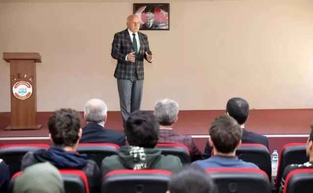 Başkan Sekmen kariyer günleri etkinliğinde öğrencilerle bir araya geldi Başkan Sekmen kariyer günleri etkinliğinde öğrencilerle bir araya geldi