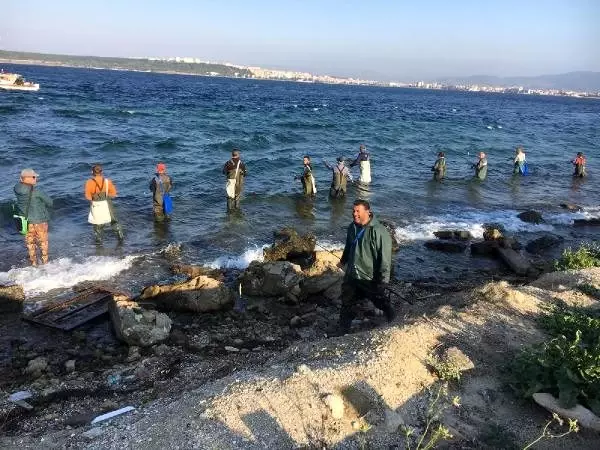 Bellerine kadar denize girip, lüfer avladılar Bellerine kadar denize girip, lüfer avladılar