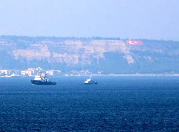 Çanakkale Boğazı'ndan 2 Rus savaş gemisi geçti Çanakkale Boğazı'ndan 2 Rus savaş gemisi geçti