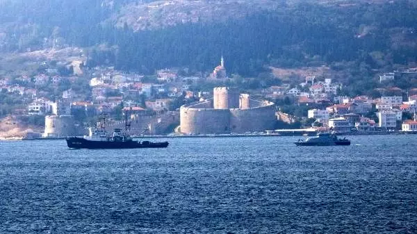 Çanakkale Boğazı'ndan 2 Rus savaş gemisi geçti Çanakkale Boğazı'ndan 2 Rus savaş gemisi geçti