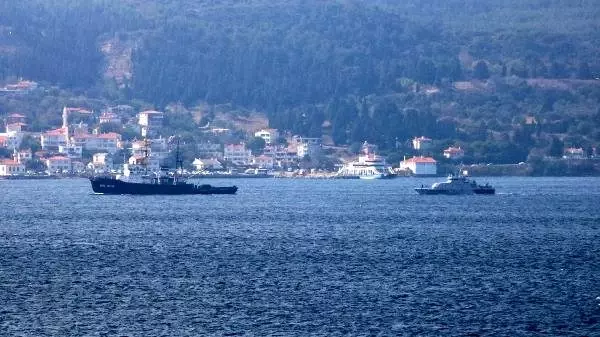Çanakkale Boğazı'ndan 2 Rus savaş gemisi geçti Çanakkale Boğazı'ndan 2 Rus savaş gemisi geçti