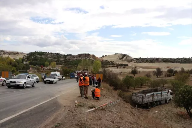 Denizli'de kamyon traktöre çarptı: 3 ölü, 1 yaralı Denizli'de kamyon traktöre çarptı: 3 ölü, 1 yaralı