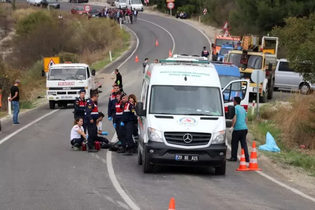 Denizli'de kamyon traktöre çarptı: 3 ölü, 1 yaralı Denizli'de kamyon traktöre çarptı: 3 ölü, 1 yaralı