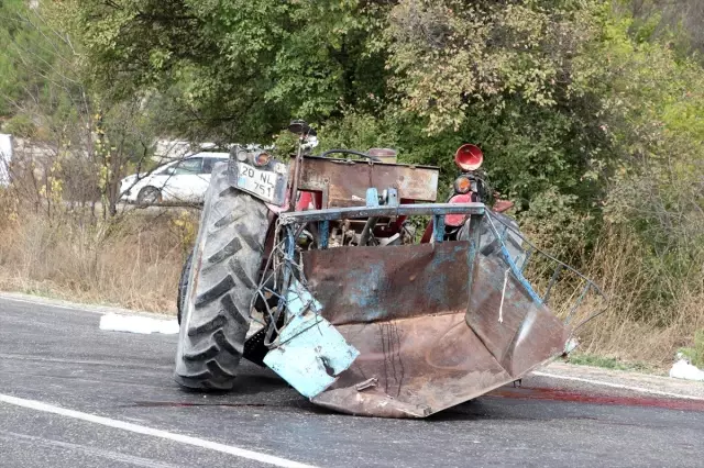 Denizli'de kamyon traktöre çarptı: 3 ölü, 1 yaralı Denizli'de kamyon traktöre çarptı: 3 ölü, 1 yaralı