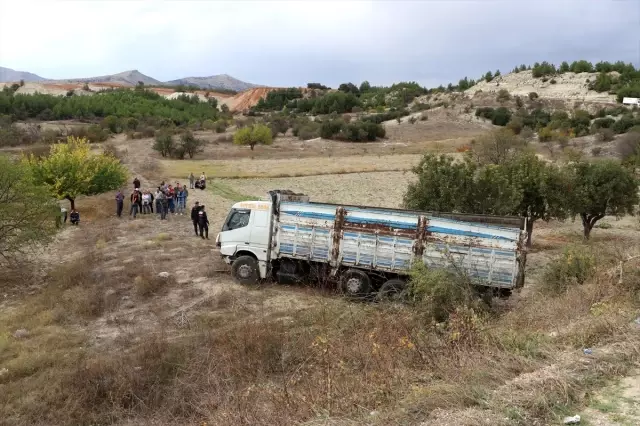 Denizli'de kamyon traktöre çarptı: 3 ölü, 1 yaralı Denizli'de kamyon traktöre çarptı: 3 ölü, 1 yaralı