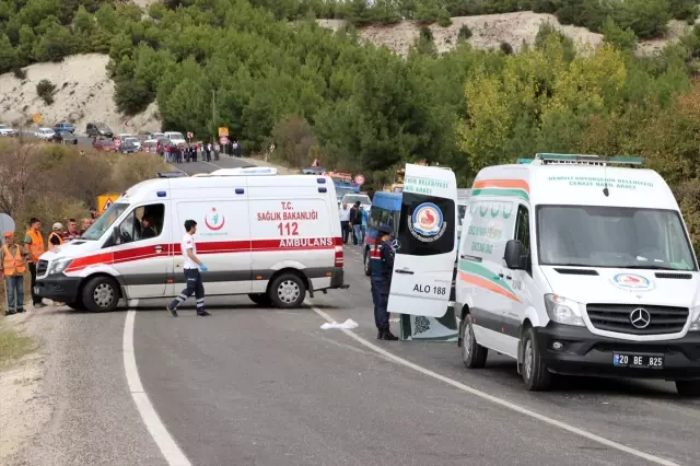 Denizli'de kamyon traktöre çarptı: 3 ölü, 1 yaralı Denizli'de kamyon traktöre çarptı: 3 ölü, 1 yaralı
