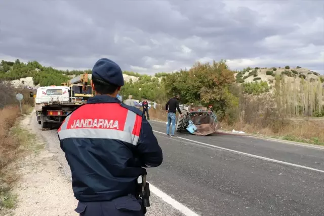 Denizli'de kamyon traktöre çarptı: 3 ölü, 1 yaralı Denizli'de kamyon traktöre çarptı: 3 ölü, 1 yaralı