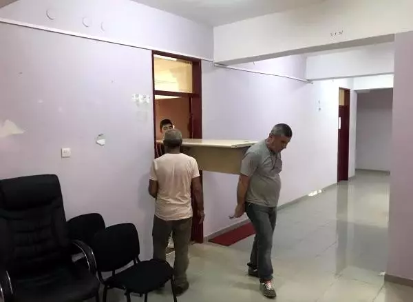 Depremde hasar gören kaymakamlık binası taşınıyor Depremde hasar gören kaymakamlık binası taşınıyor