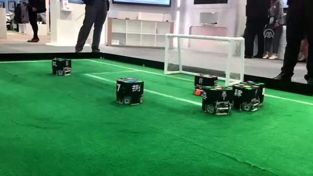 Dünya şampiyonu robot futbolculara İsviçre'de yoğun ilgi - ZÜRİH Dünya şampiyonu robot futbolculara İsviçre'de yoğun ilgi - ZÜRİH