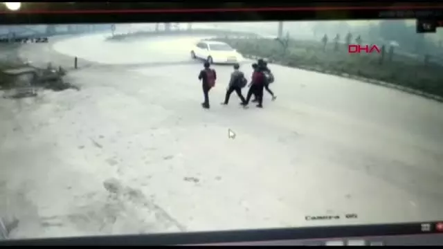 Düzce'de kontrolden çıkan otomobil öğrencilerin arasına daldı