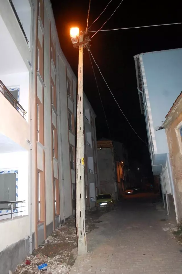 Elektrik direği korku saçıyor