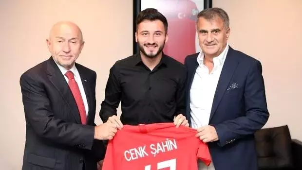 Enver Cenk Şahin'den TFF Başkanı Nihat Özdemir'e ziyaret Enver Cenk Şahin'den TFF Başkanı Nihat Özdemir'e ziyaret