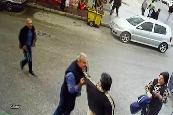 Eşinin çantasından çıkardığı tüfekle, rakiplerini vurdu