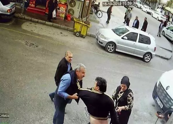 Eşinin çantasından çıkardığı tüfekle, rakiplerini vurdu