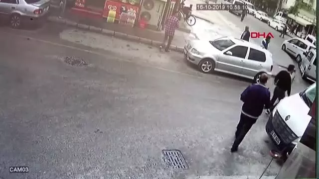 Eşinin çantasından çıkardığı tüfekle, rakiplerini vurdu