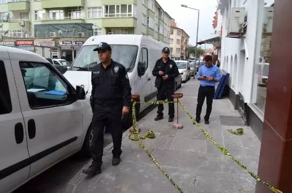 Eşinin çantasından çıkardığı tüfekle, rakiplerini vurdu