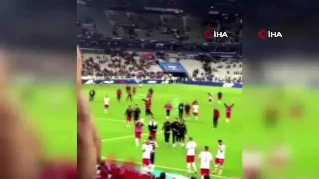 Fransız rejisi göstermedi, A Milliler Mehmetçik'i unutmadı! Fransız rejisi göstermedi, A Milliler Mehmetçik'i unutmadı!