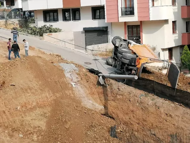 Hafriyat yüklü kamyon devrildi: 1 yaralı Hafriyat yüklü kamyon devrildi: 1 yaralı
