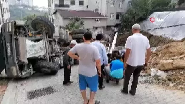 Hafriyat yüklü kamyon devrildi: 1 yaralı Hafriyat yüklü kamyon devrildi: 1 yaralı