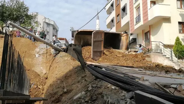 Hafriyat yüklü kamyon devrildi: 1 yaralı Hafriyat yüklü kamyon devrildi: 1 yaralı