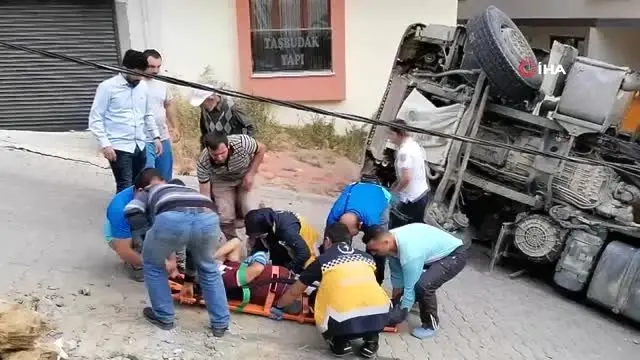 Hafriyat yüklü kamyon devrildi: 1 yaralı Hafriyat yüklü kamyon devrildi: 1 yaralı