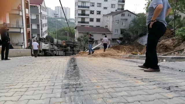 Hafriyat yüklü kamyon devrildi: 1 yaralı Hafriyat yüklü kamyon devrildi: 1 yaralı