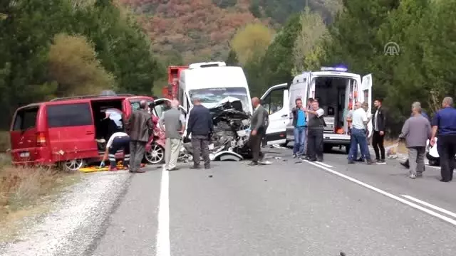 İki minibüs çarpıştı: 1 ölü, 15 yaralı (2)