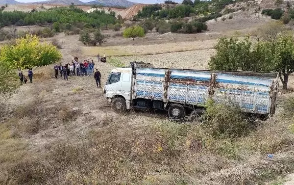 Kamyon çarpan traktördeki aynı aileden 3 kişi öldü Kamyon çarpan traktördeki aynı aileden 3 kişi öldü