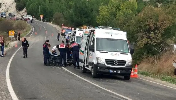 Kamyon çarpan traktördeki aynı aileden 3 kişi öldü Kamyon çarpan traktördeki aynı aileden 3 kişi öldü