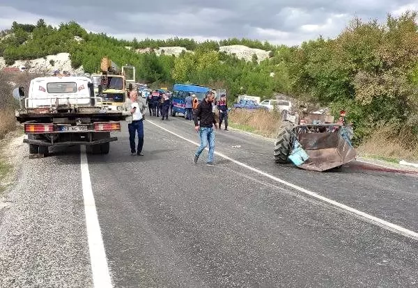 Kamyon çarpan traktördeki aynı aileden 3 kişi öldü Kamyon çarpan traktördeki aynı aileden 3 kişi öldü