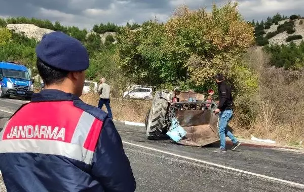 Kamyon çarpan traktördeki aynı aileden 3 kişi öldü Kamyon çarpan traktördeki aynı aileden 3 kişi öldü