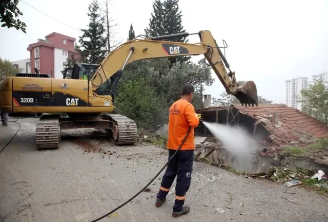 Kartal Belediyesi, metruk binaların yıkımına devam ediyor