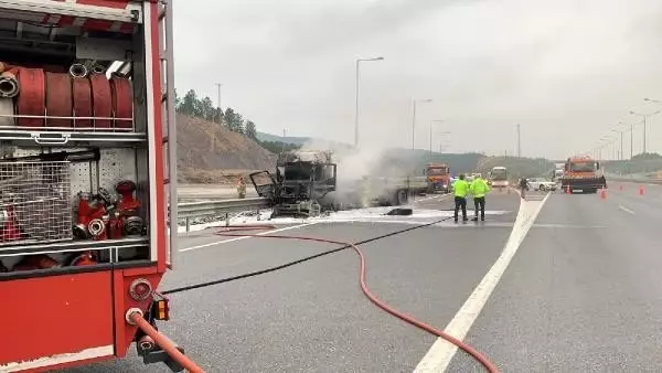 Kaza yapan TIR'lardan biri alev alev yandı Kaza yapan TIR'lardan biri alev alev yandı
