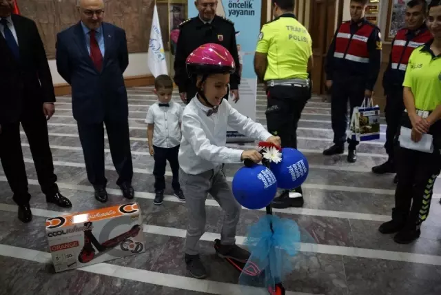 'Kemerim Ses Getirsin' kampanyasından ödül kazanan Anıl, ödülünü aldı 'Kemerim Ses Getirsin' kampanyasından ödül kazanan Anıl, ödülünü aldı