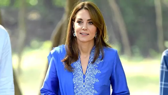 Kraliyet gelini Kate Middleton, Pakistan'da şıklığı ile kendine hayran bıraktı Kraliyet gelini Kate Middleton, Pakistan'da şıklığı ile kendine hayran bıraktı