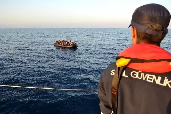 Lastik bot içinde 35'i çocuk, 74 kaçak göçmen yakalandı Lastik bot içinde 35'i çocuk, 74 kaçak göçmen yakalandı