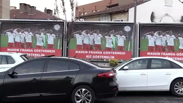 Milli futbolcuların gol sevinci billboardlarda Milli futbolcuların gol sevinci billboardlarda