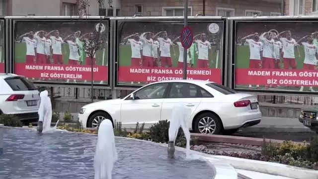 Milli futbolcuların gol sevinci billboardlarda Milli futbolcuların gol sevinci billboardlarda