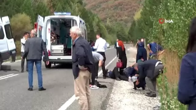 Minibüsler kafa kafaya çarpıştı: 1 ölü, 15 yaralı
