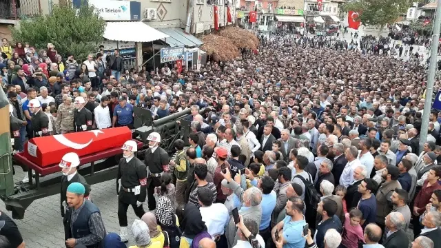 Münbiç şehidi Kürtçe ağıtlarla uğurlandı