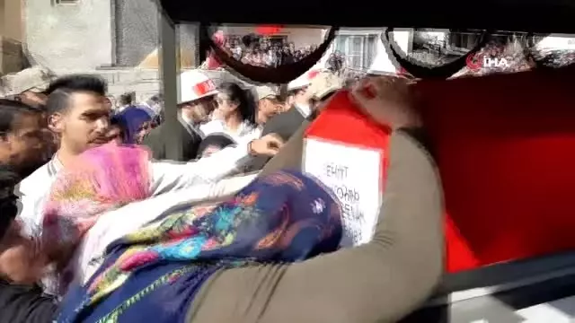 Münbiç şehidi Kürtçe ağıtlarla uğurlandı Münbiç şehidi Kürtçe ağıtlarla uğurlandı