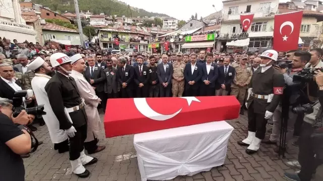Münbiç şehidi Kürtçe ağıtlarla uğurlandı